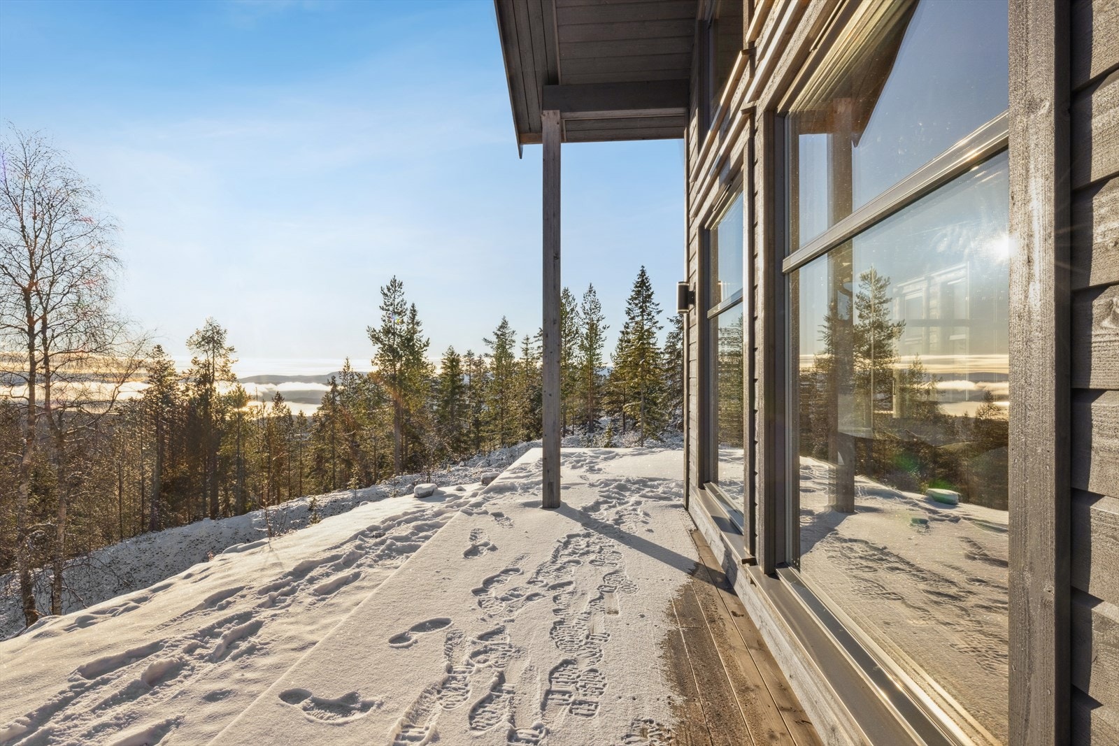 Hytta har flotte uteplasser hvor du kan nyte de flotte omgivelsene Galleribilde