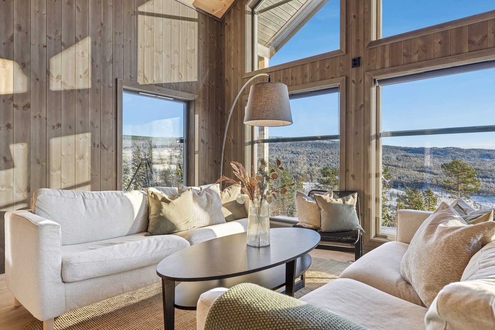 Det er store vindusflater som flott rammer inn den omkringliggende naturen Galleribilde