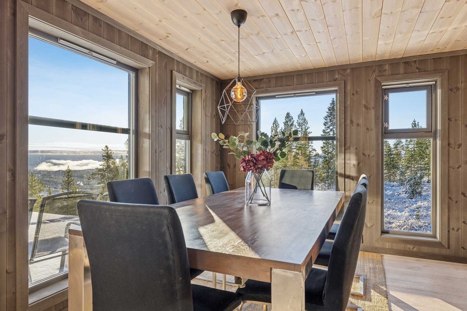 Spisestue med store vindusflater som slipper inn rikelig med naturlig lys Galleribilde