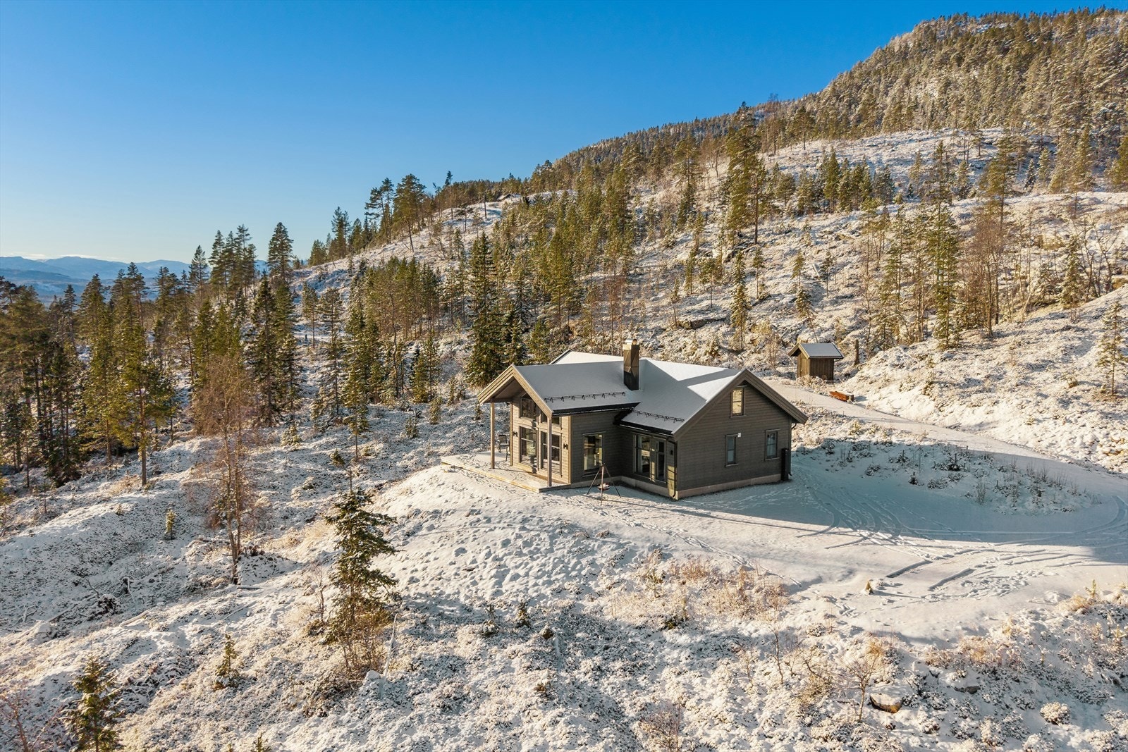Fjellområdet gir kan by på friluftsaktiviteter gjennom alle årets sesonger, med topptursmål som Sigridsbu og Bletoppen i nærområdet Galleribilde
