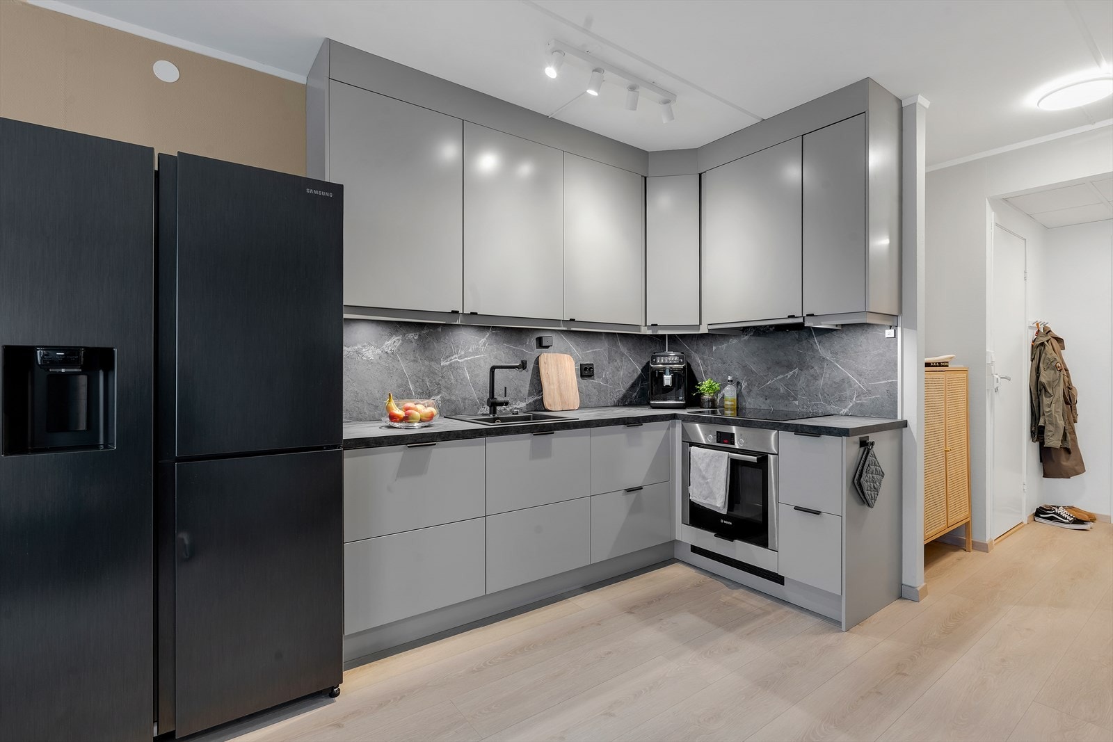 Kjøkkenet er fra 2024, og har en gjennomføring som kombinerer funksjonalitet med lekkert design. Galleribilde