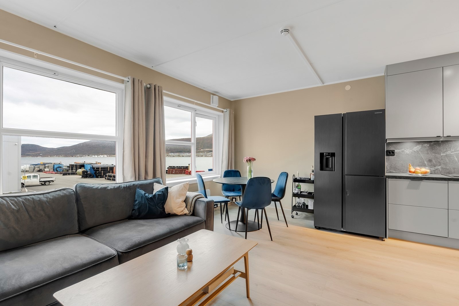 Innbydende stue med rikelig naturlig lysinnslipp, i åpen løsning til kjøkkenet, som skaper en sosial og trivelig atmosfære. Galleribilde