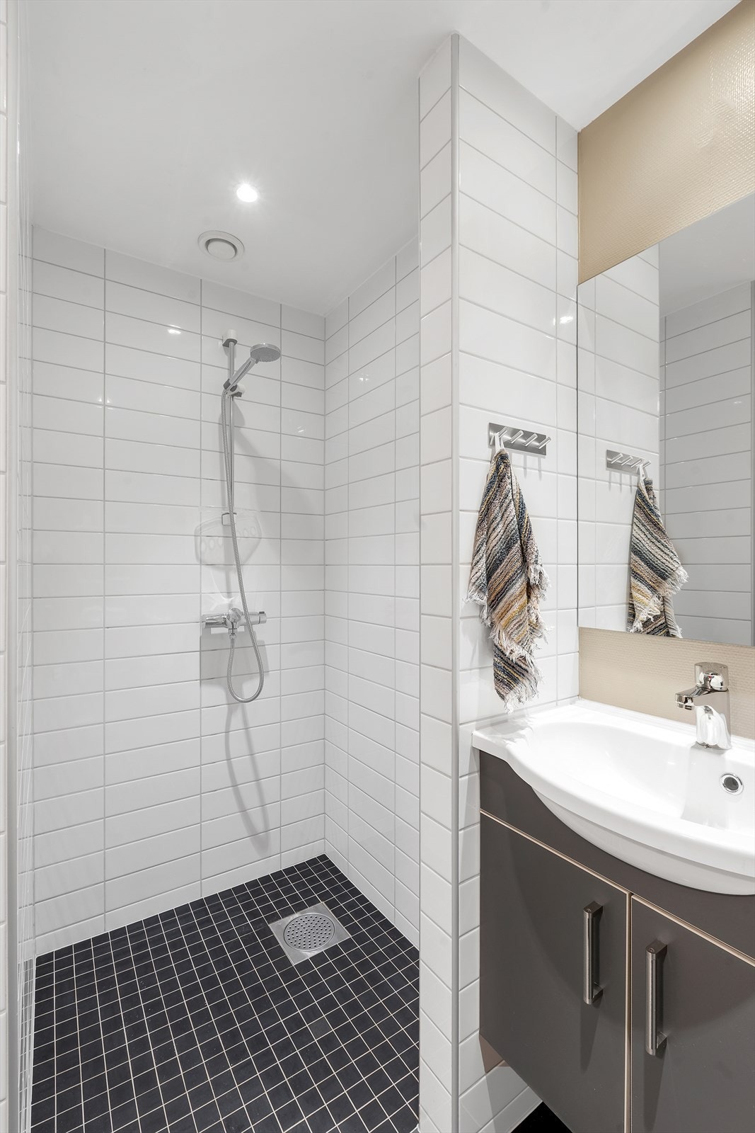 Komplett flislagt dusjhjørne på badet. Galleribilde