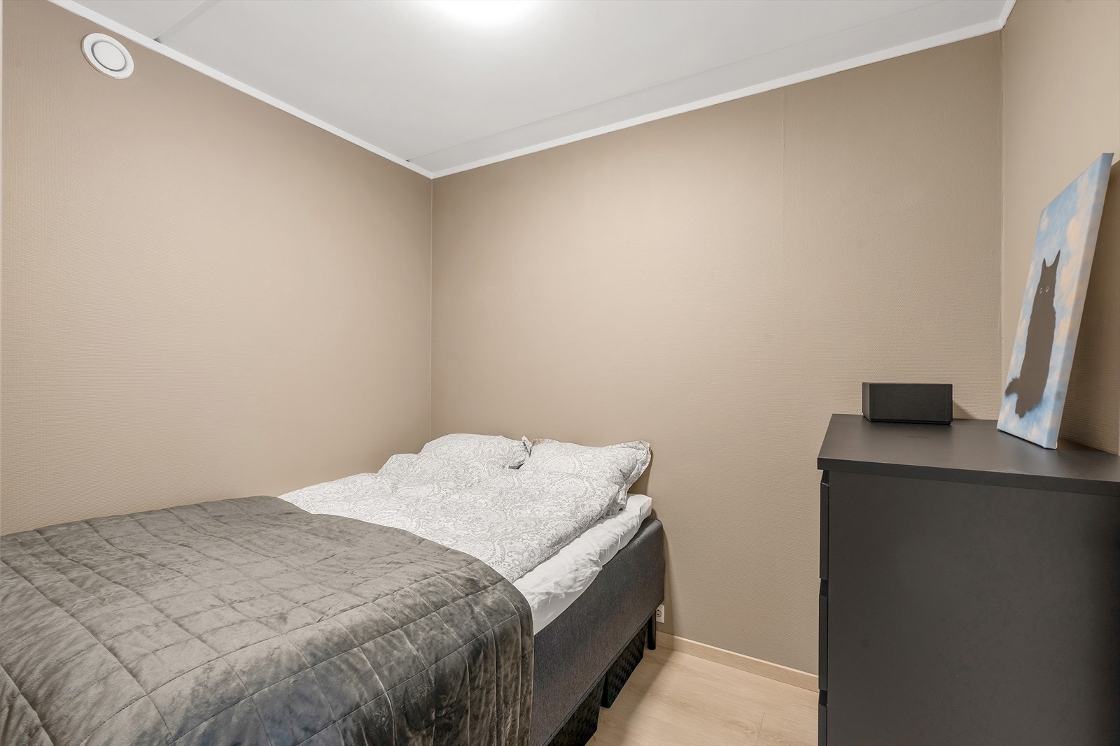 Romslig soverom med god plass til stor seng og ønsket garderobeløsning. Galleribilde