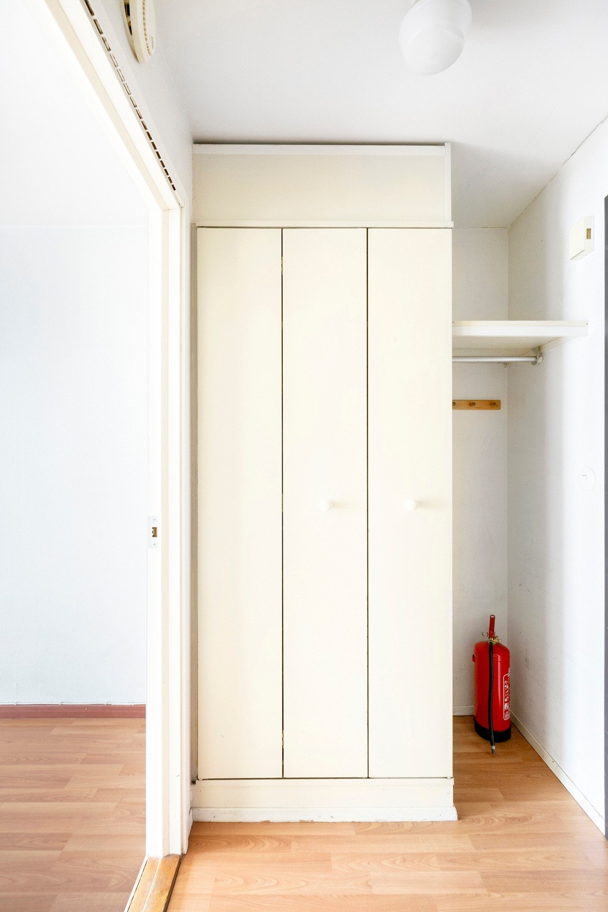 Entre med plass til garderobeskap. Galleribilde