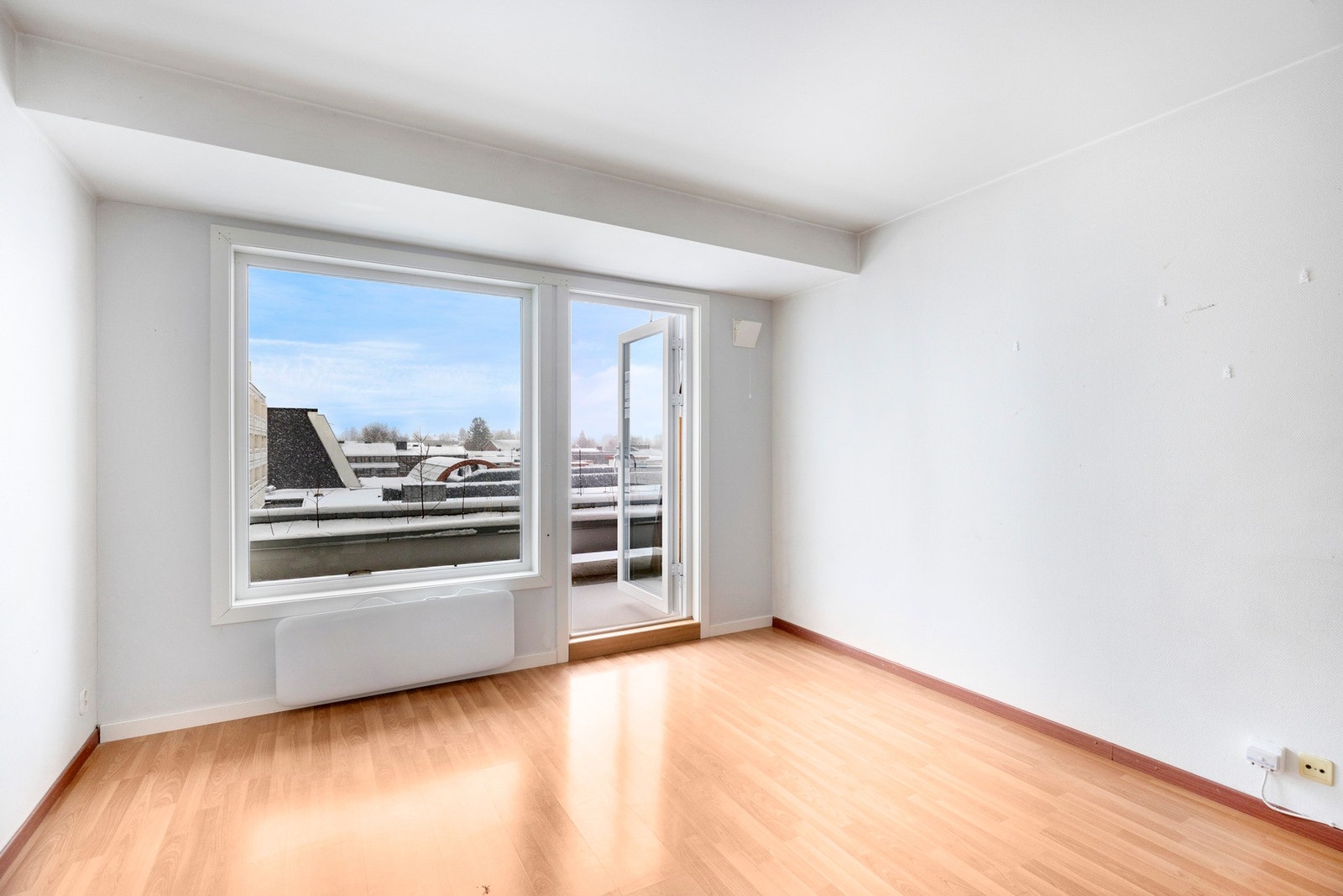 Store vindusflater gir rikelig med lys. Galleribilde