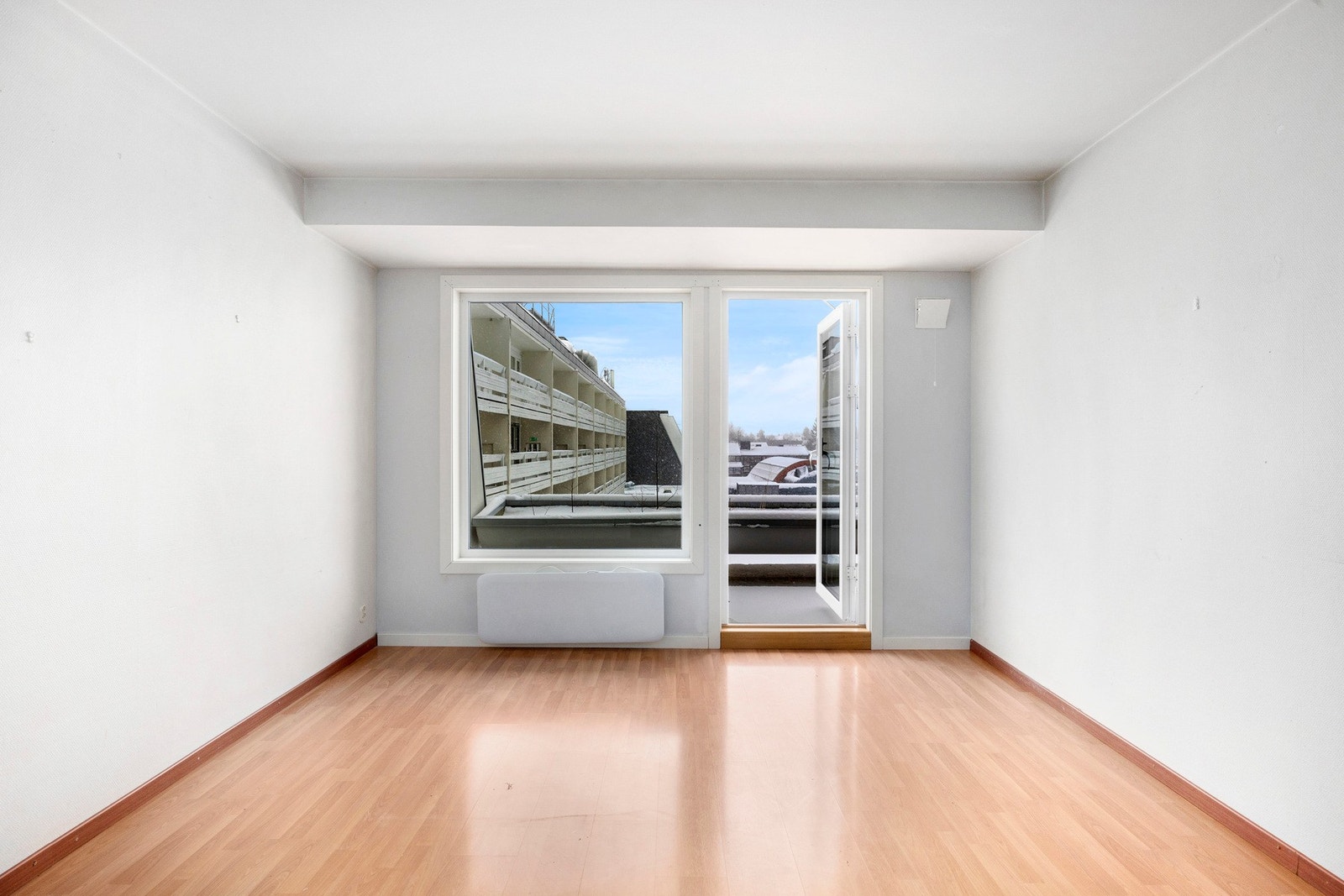 Utgang til balkongen fra stuen. Galleribilde