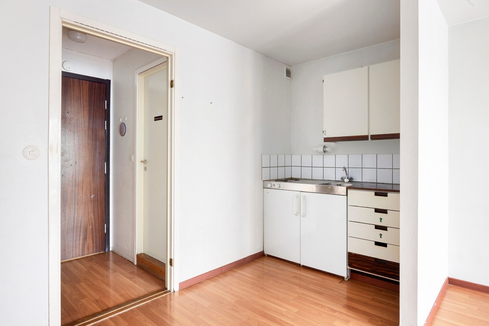 Delvis adskilt kjøkken med enkel innredning. Galleribilde