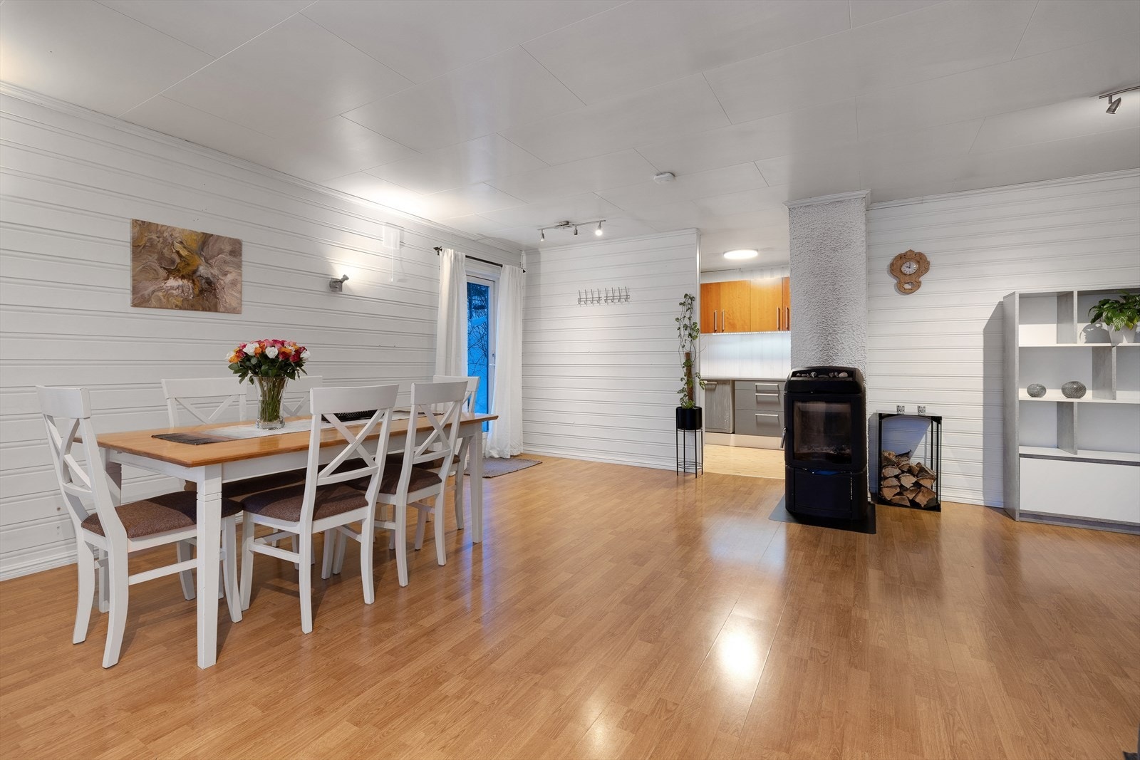 Kjøkken i bakkant av stue Galleribilde