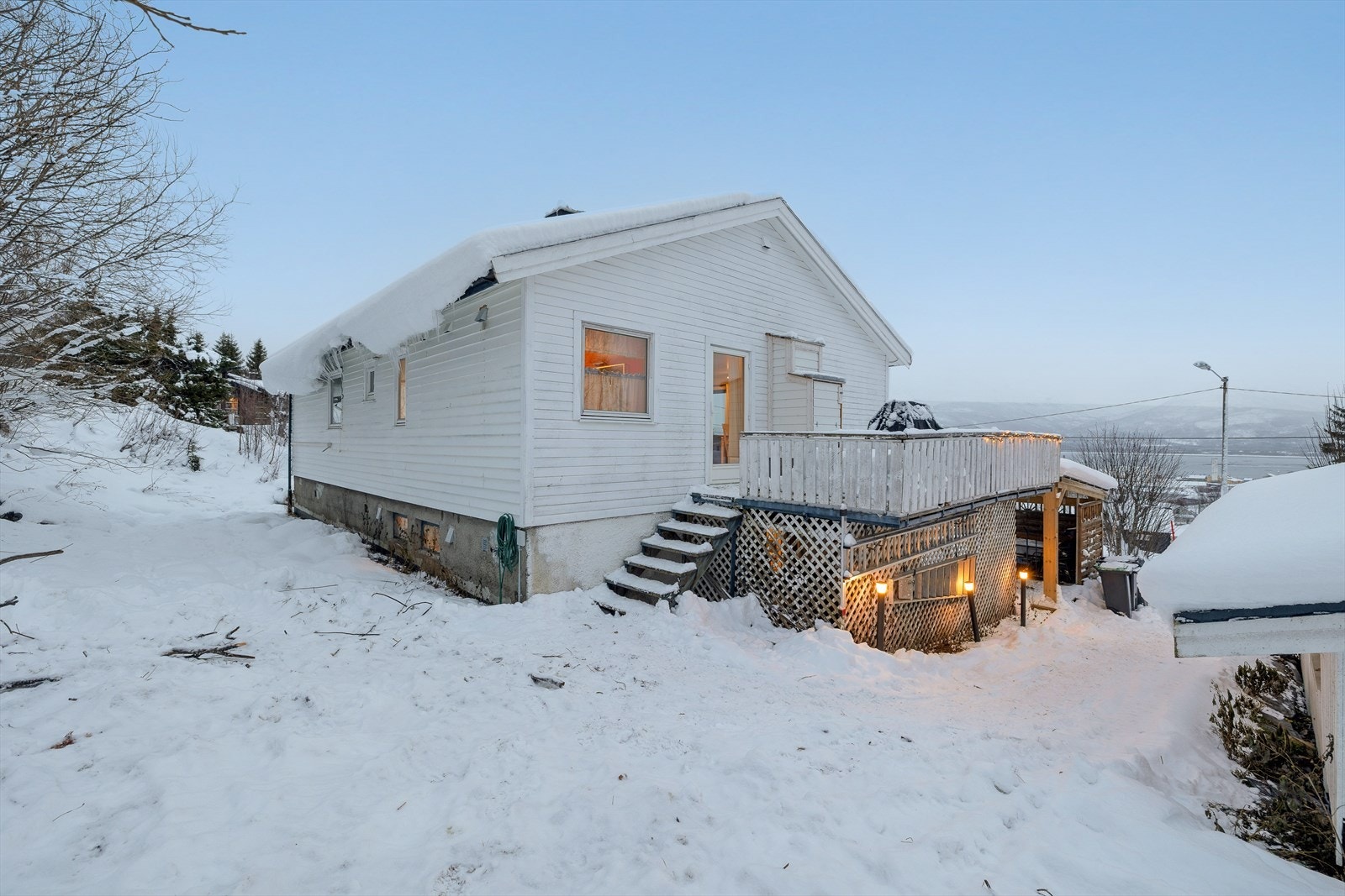 Trapp mellom etasjene er fjernet, og hoveddel bruker per idag veranda som inngangsdør Galleribilde