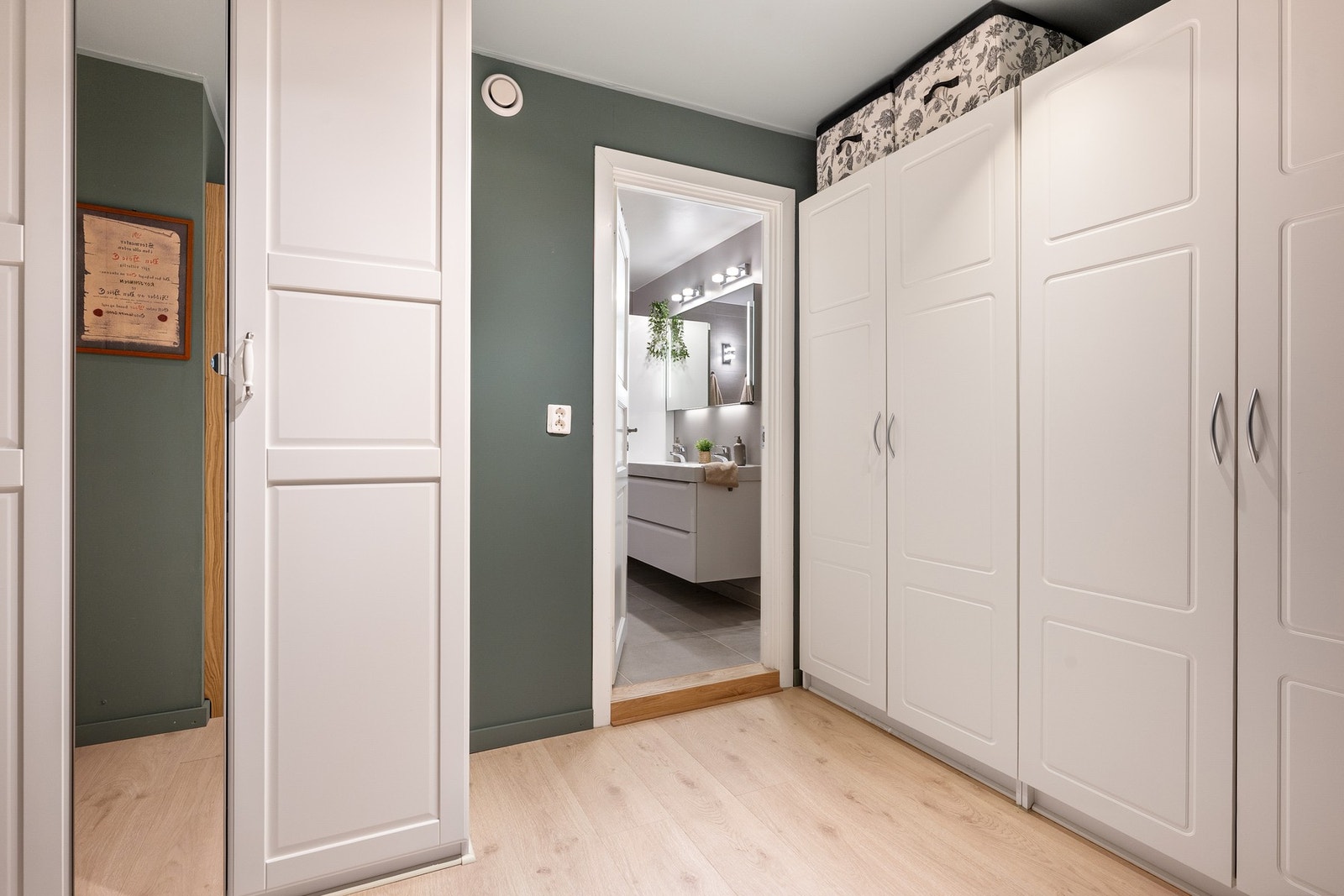 Her er det god plass til flere praktisk oppbevaring- og garderobeløsninger. Galleribilde