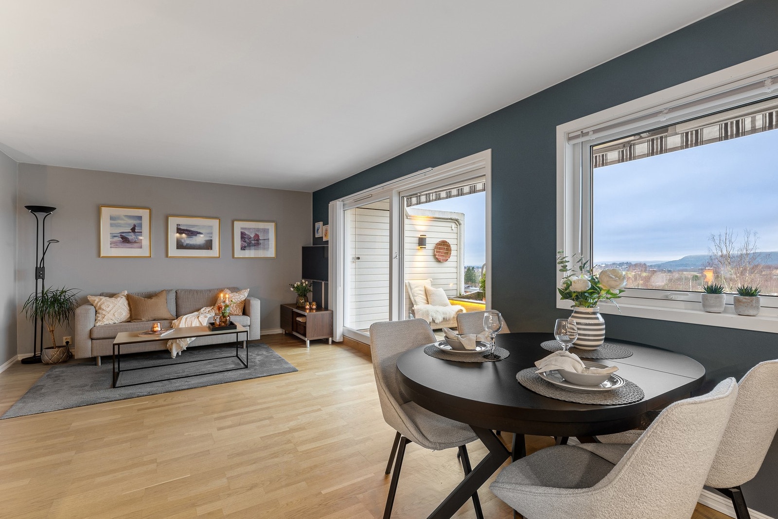 Åpen stue/kjøkkenløsning som gir rommet en behagelig atmosfære og flere soner. Galleribilde