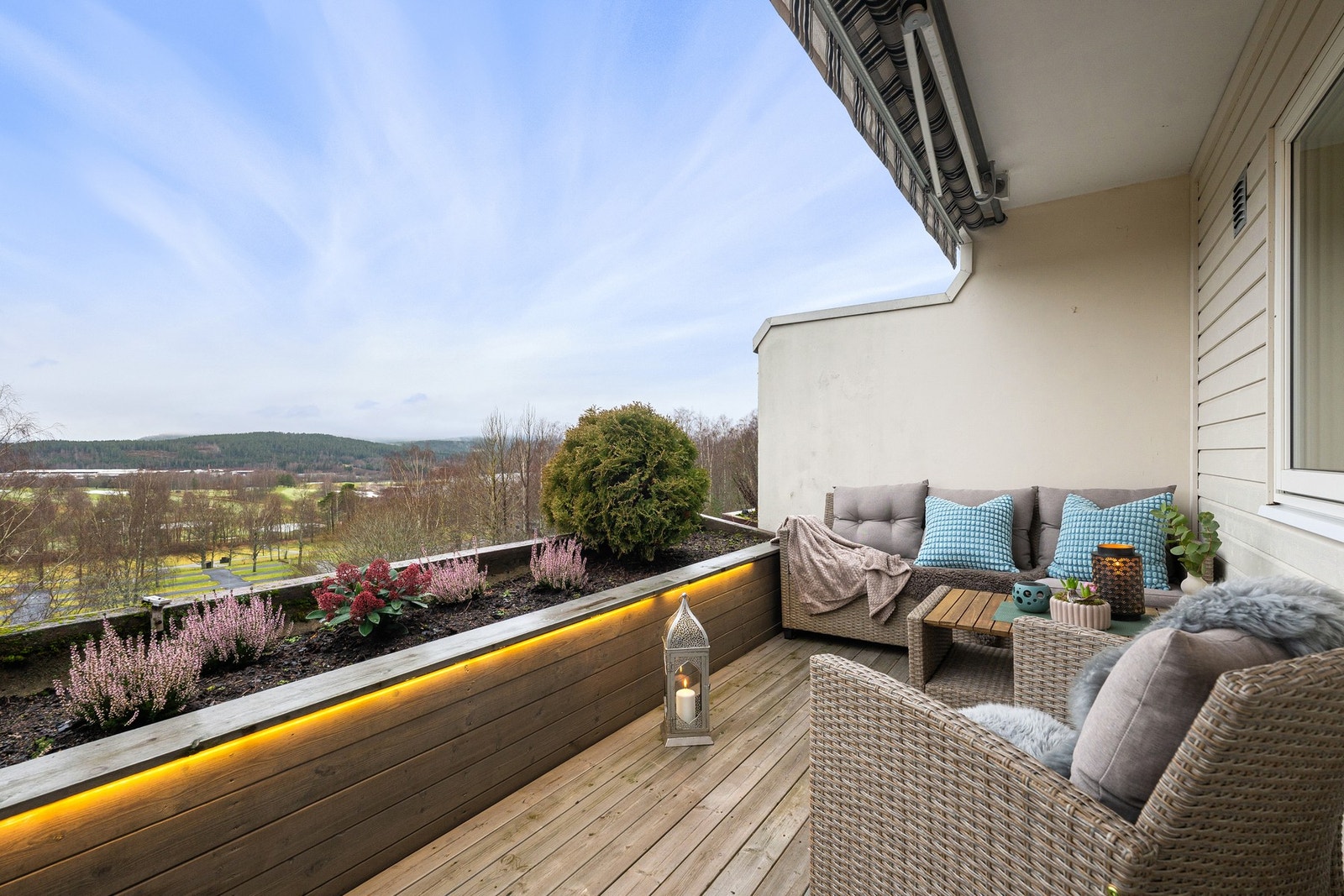 Terrasse med utgang fra stue og sol fra ca. kl. 13 til solnedgang - en naturlig forlengelse av oppholdsrommet med gode forhold for både utemøblering og hyggelige sommerkvelder. Galleribilde