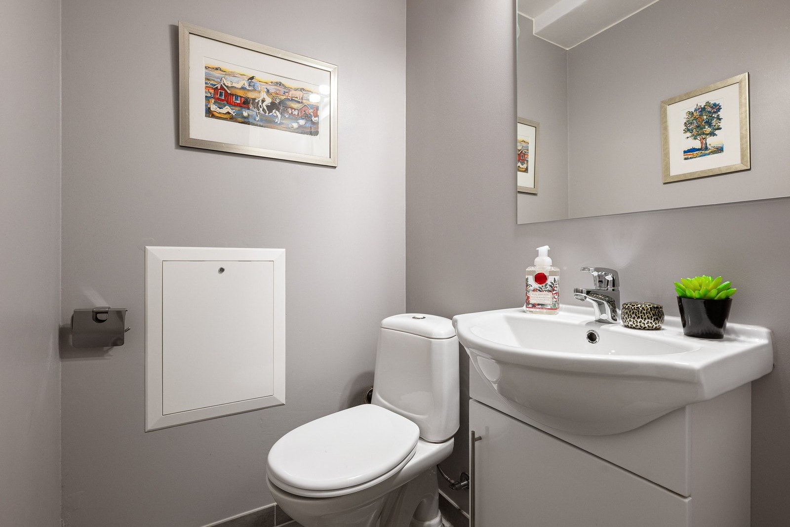 Toalettrom fra 2017 med inngang fra entré. Badet har teromstatstyrt gulvvarme. Galleribilde