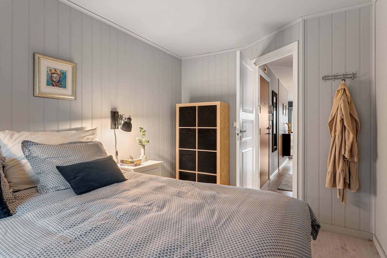 Mellom soverommene ligger en innvendig bod med adkomst fra hovedsoverommet. Kan enkelt tilpasses som walk-in-garderobe. Galleribilde