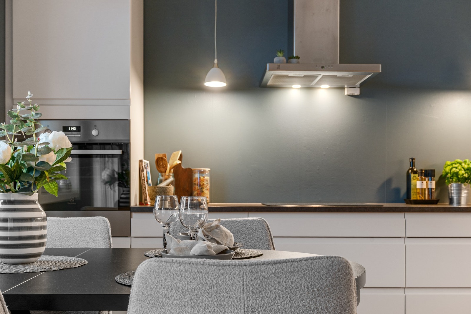 Kjøkkenet er lagt opp for effektiv bruk, med god plass til både matlaging og oppbevaring, samt enkel kontakt med oppholdsrommet. Galleribilde