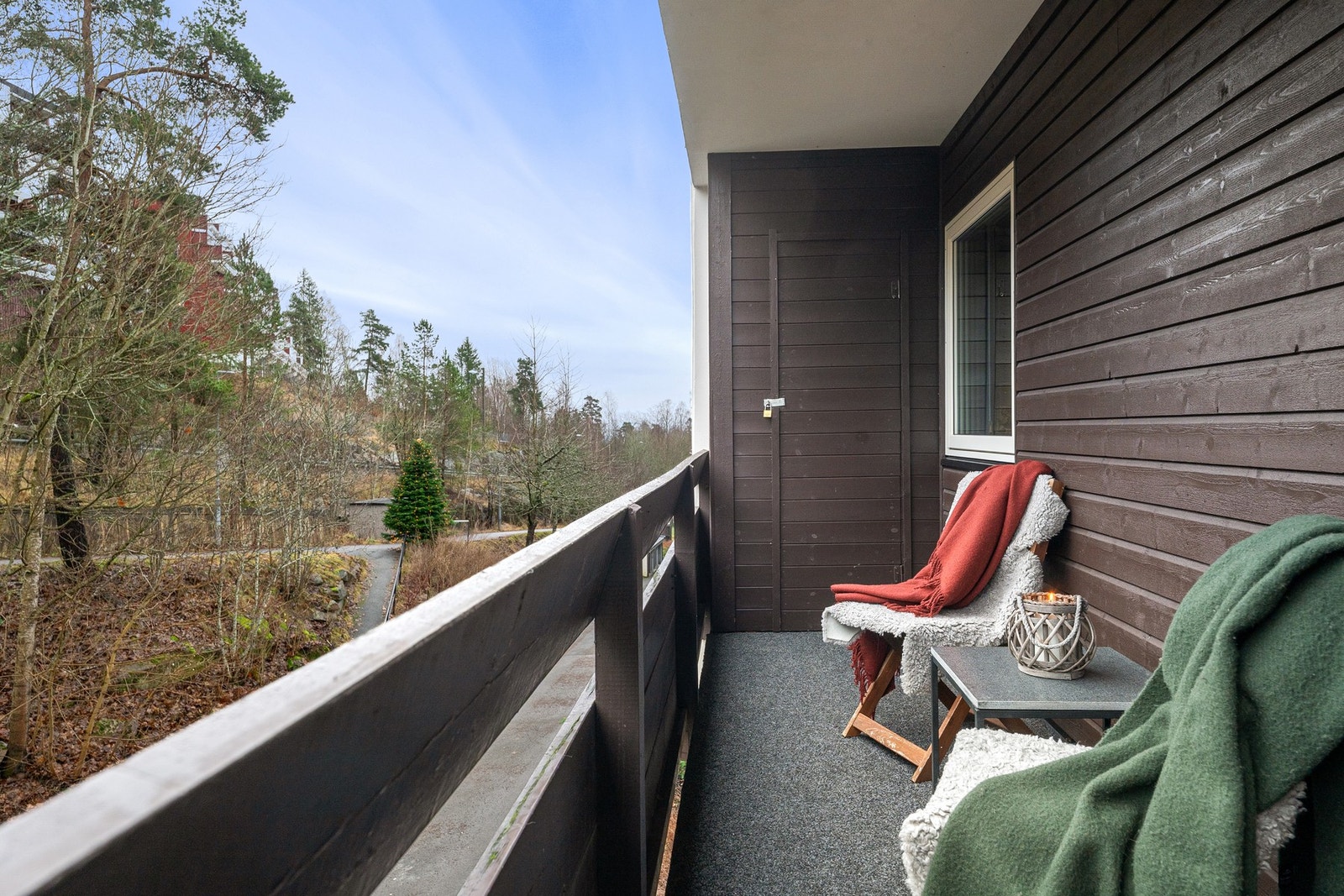 Lun og tilbaketrukket terrasse med direkte adkomst fra soverommet, godt egnet til rolige stunder utendørs. Galleribilde