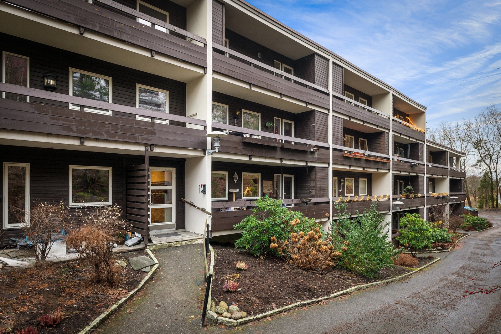 Uteområdene i borettslaget er belagt med asfalt og grønne omgivelser. Galleribilde