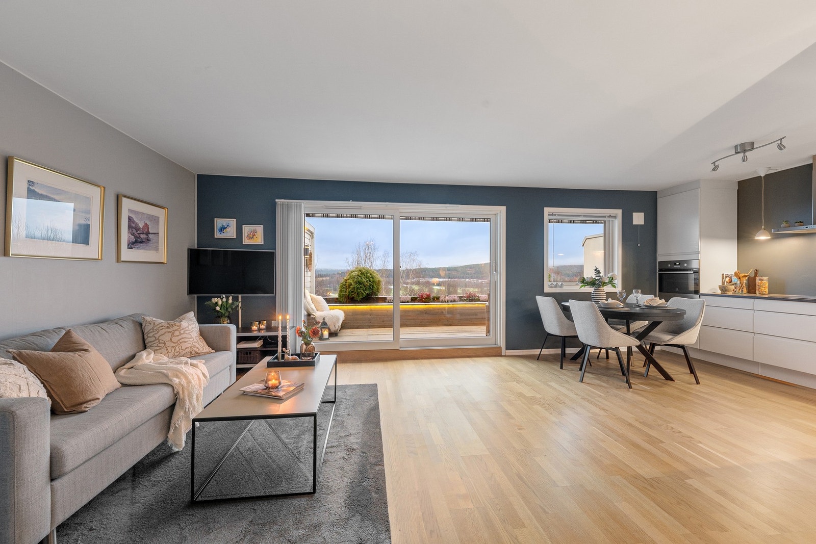 Stuen har en god og funksjonell utforming med plass til både sofagruppe og spiseplass, samt store vindusflater som slipper inn rikelig med dagslys Galleribilde