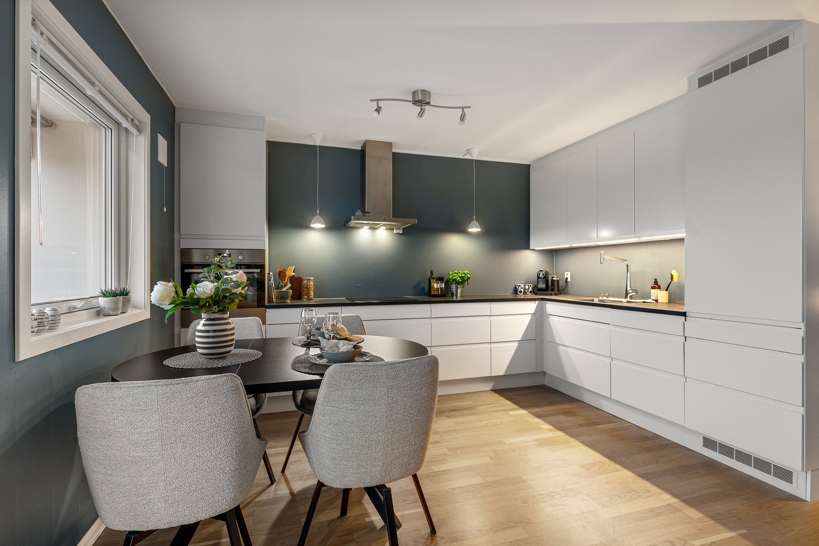 Her får du en funksjonell og oppgradert leilighet med romslige oppholdsarealer og gode lysforhold. Galleribilde