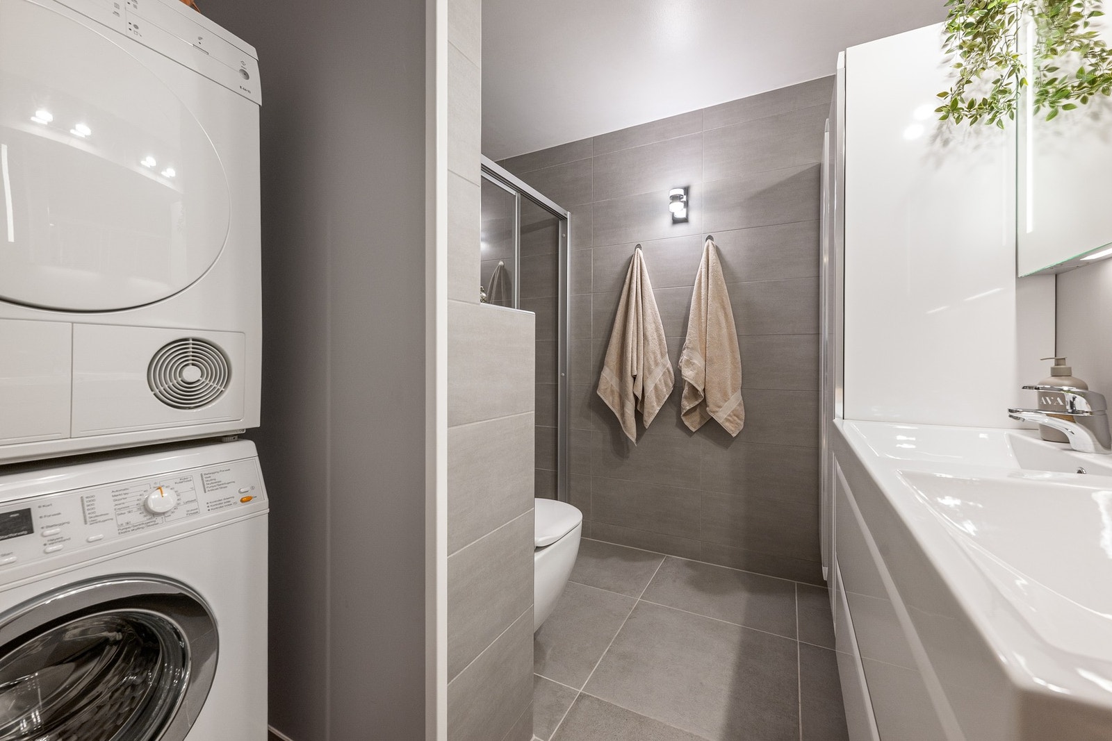 Badet har termostatstyrt varmekabler på gulv. Galleribilde