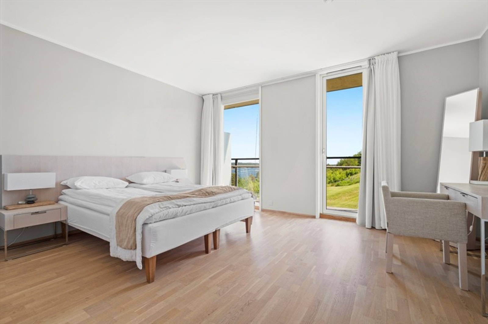 Soverom med utgang til veranda med sjøutsikt Galleribilde