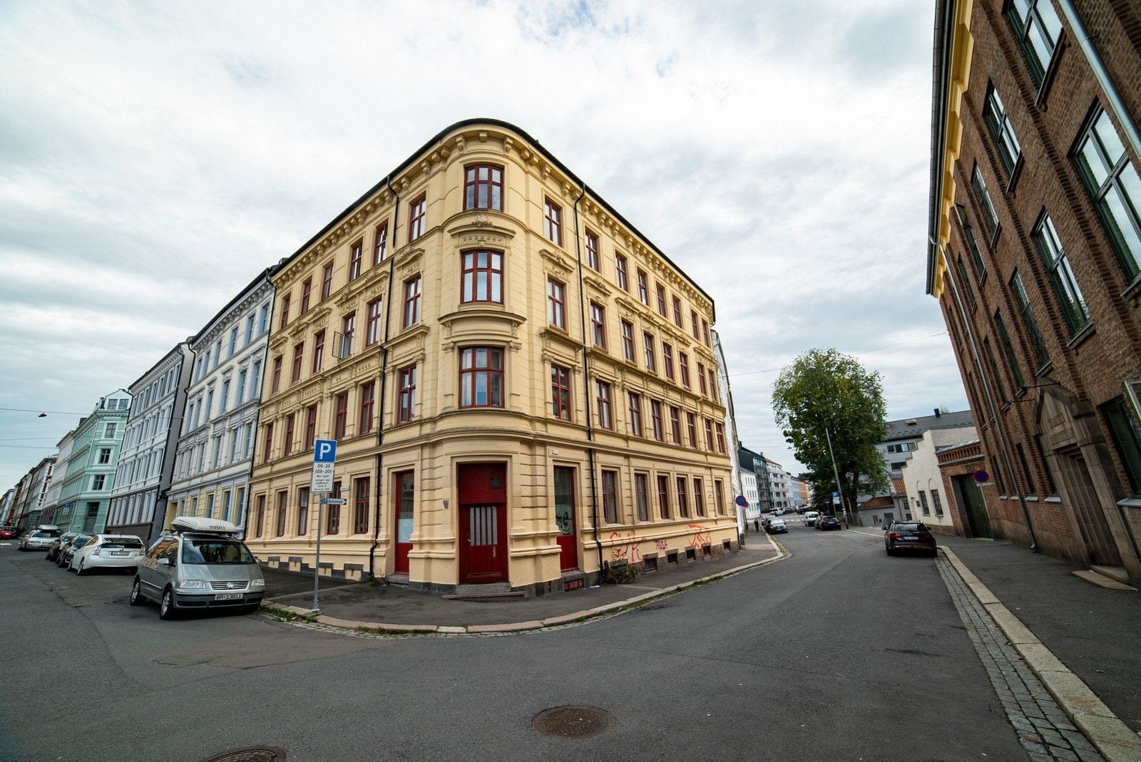 Bygården ligger på hjørnet av Seilduksgaten og Fossveien sentralt på Grünerløkka ved Birkelunden og Olaf Ryes Plass Galleribilde