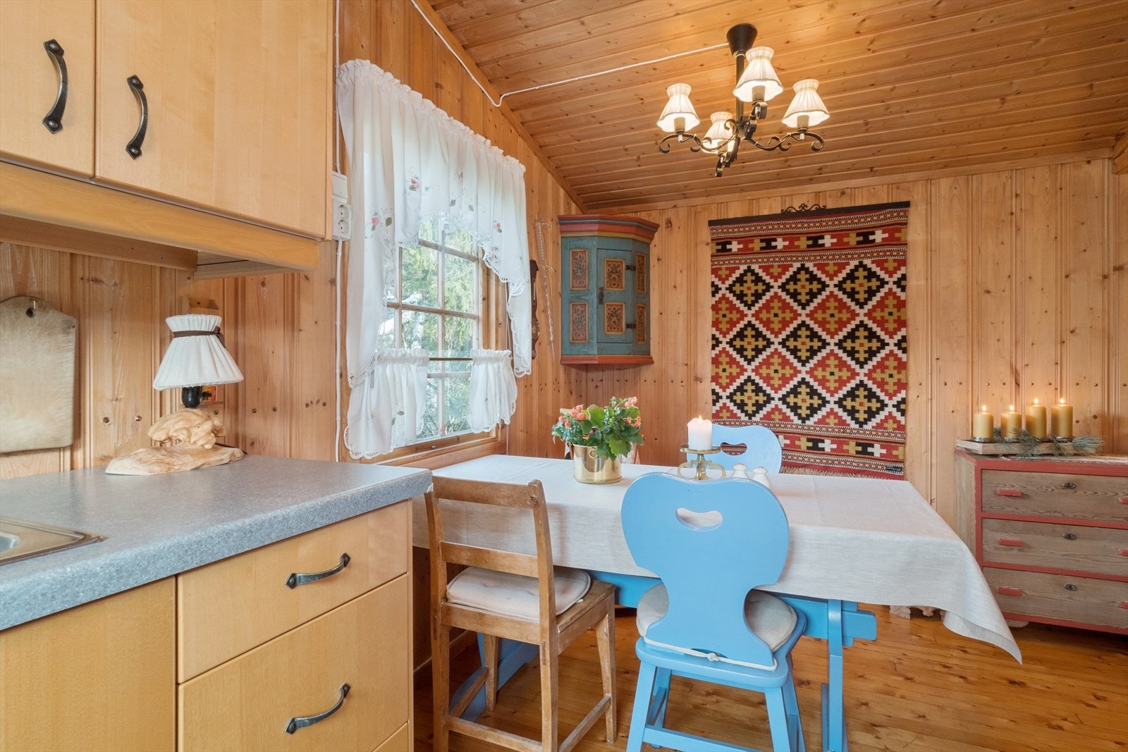 Kjøkkenet med plass til spisegruppe Galleribilde