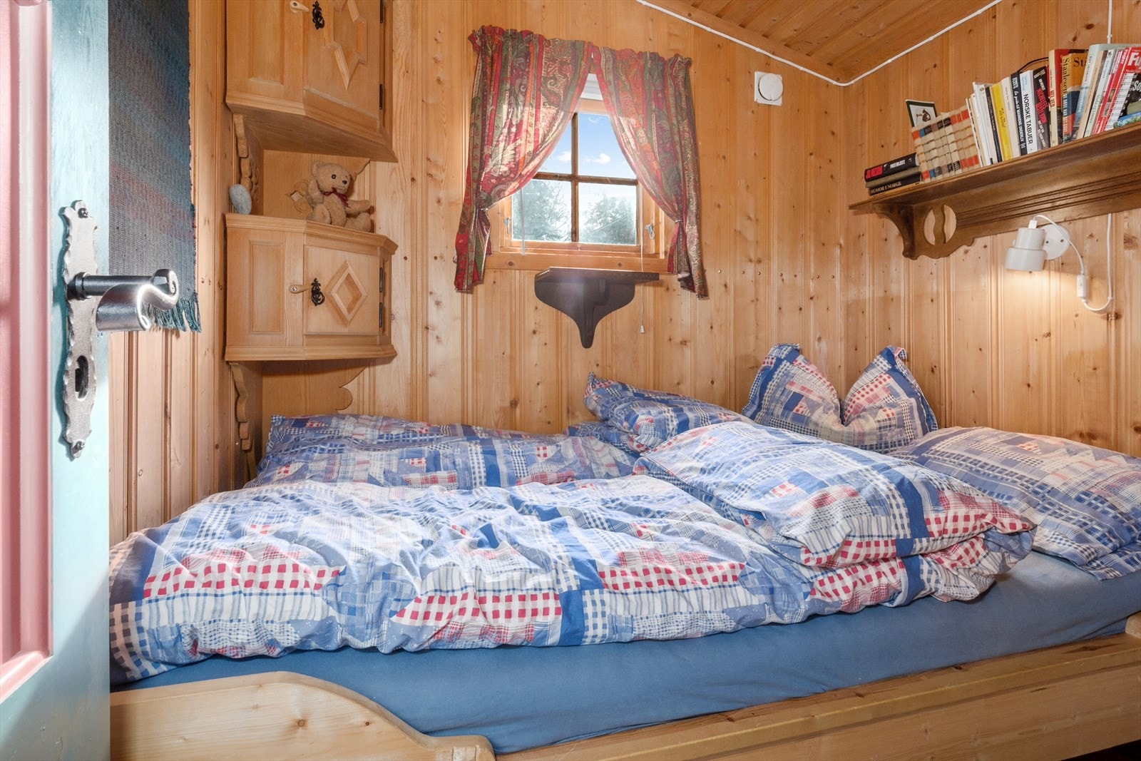 Soverom I innredet med dobbeltseng Galleribilde