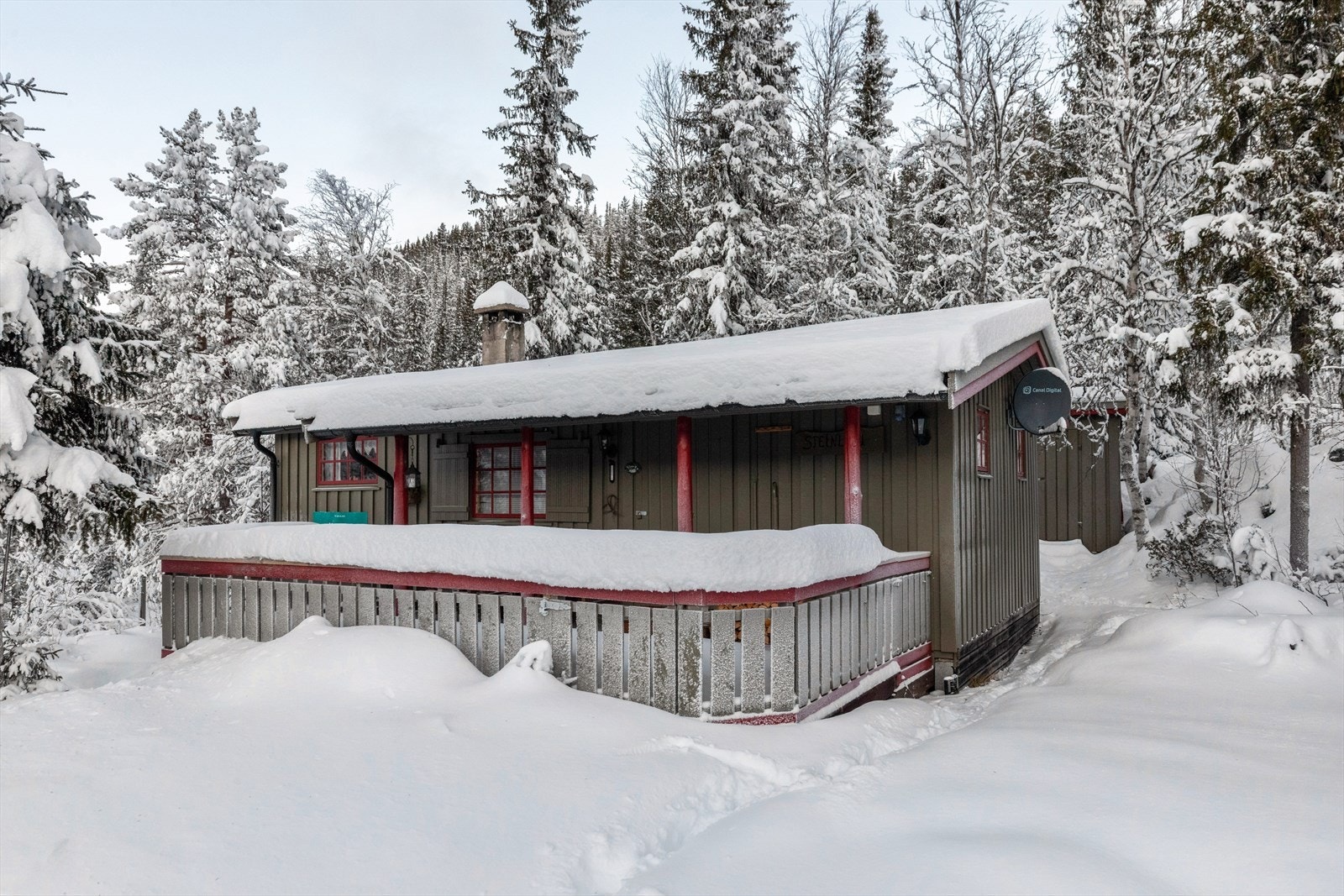 Eiendommen består av hytte, anneks og et uthus. Galleribilde
