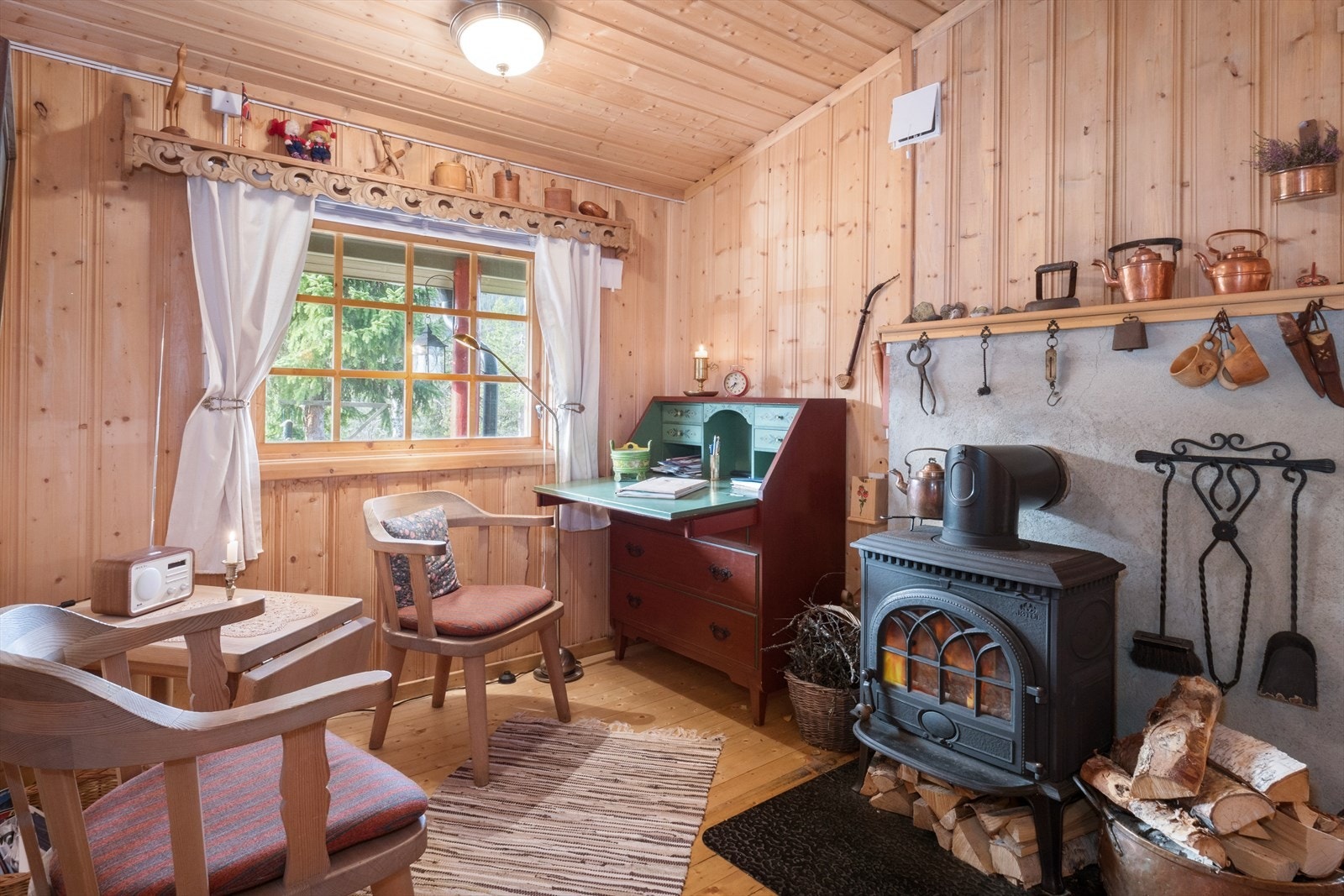 Vedovn på stue sørger for en god og lun varme på kalde vinterdager Galleribilde