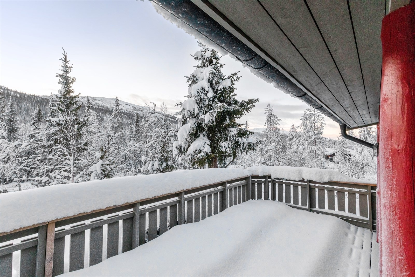 Inngangparti via en romslig markterrasse med overbygd. En fin plass til flere møbleringsmuligheter for utemøblement Galleribilde