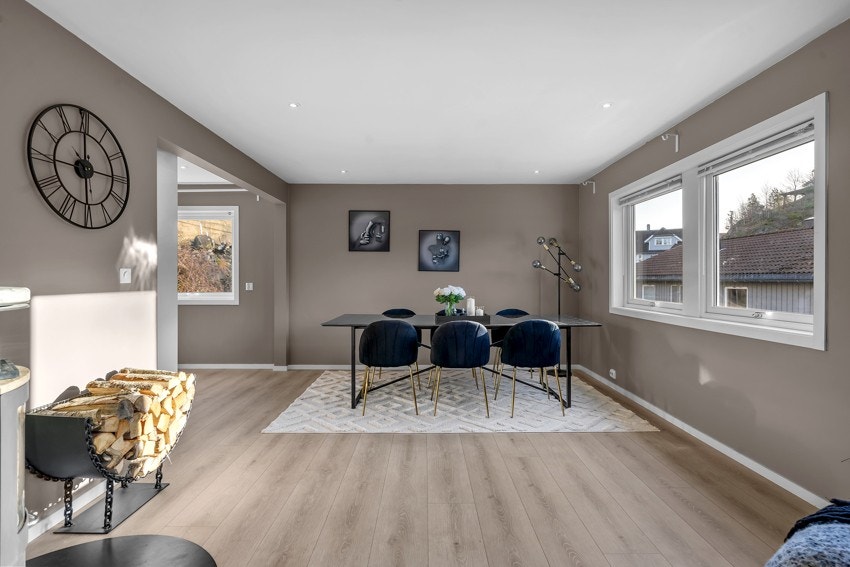 I stuen er det plass til både sofagruppe og spisebord Galleribilde