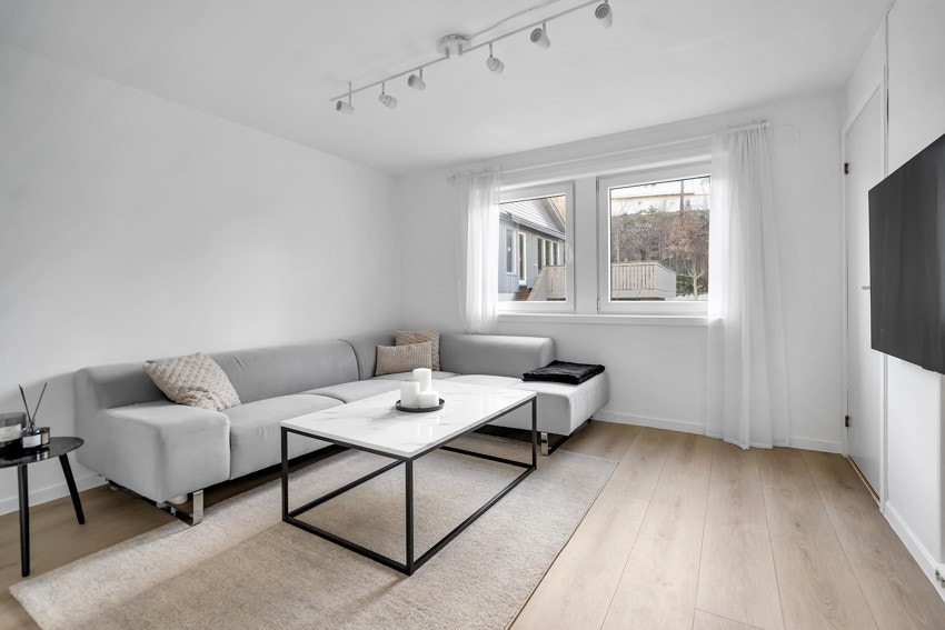 Stue i hybel med god plass til en koselig sofagruppe Galleribilde