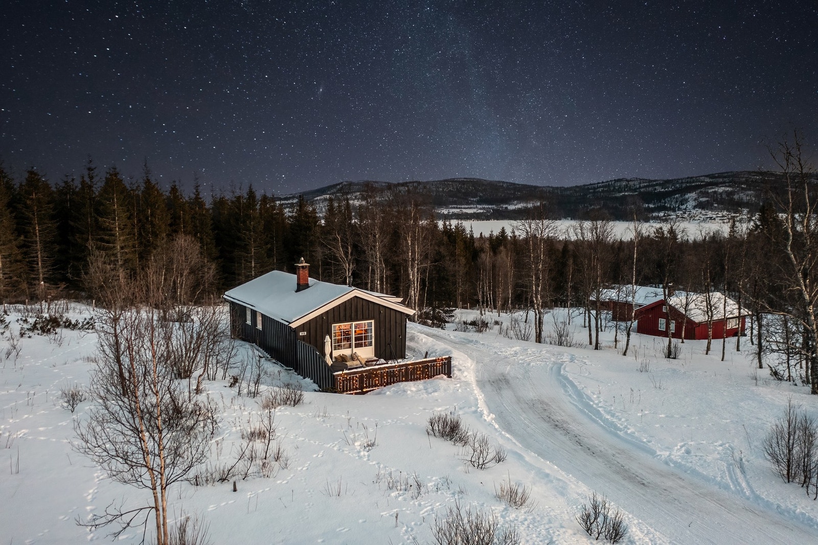 EIE Fjellmegleren har gleden av å presentere Lykkjavegen 1418! Flott familiehytte beliggende i etablert og hyggelig hytteområde med fantastisk sol- og utsiktsforhold! Galleribilde
