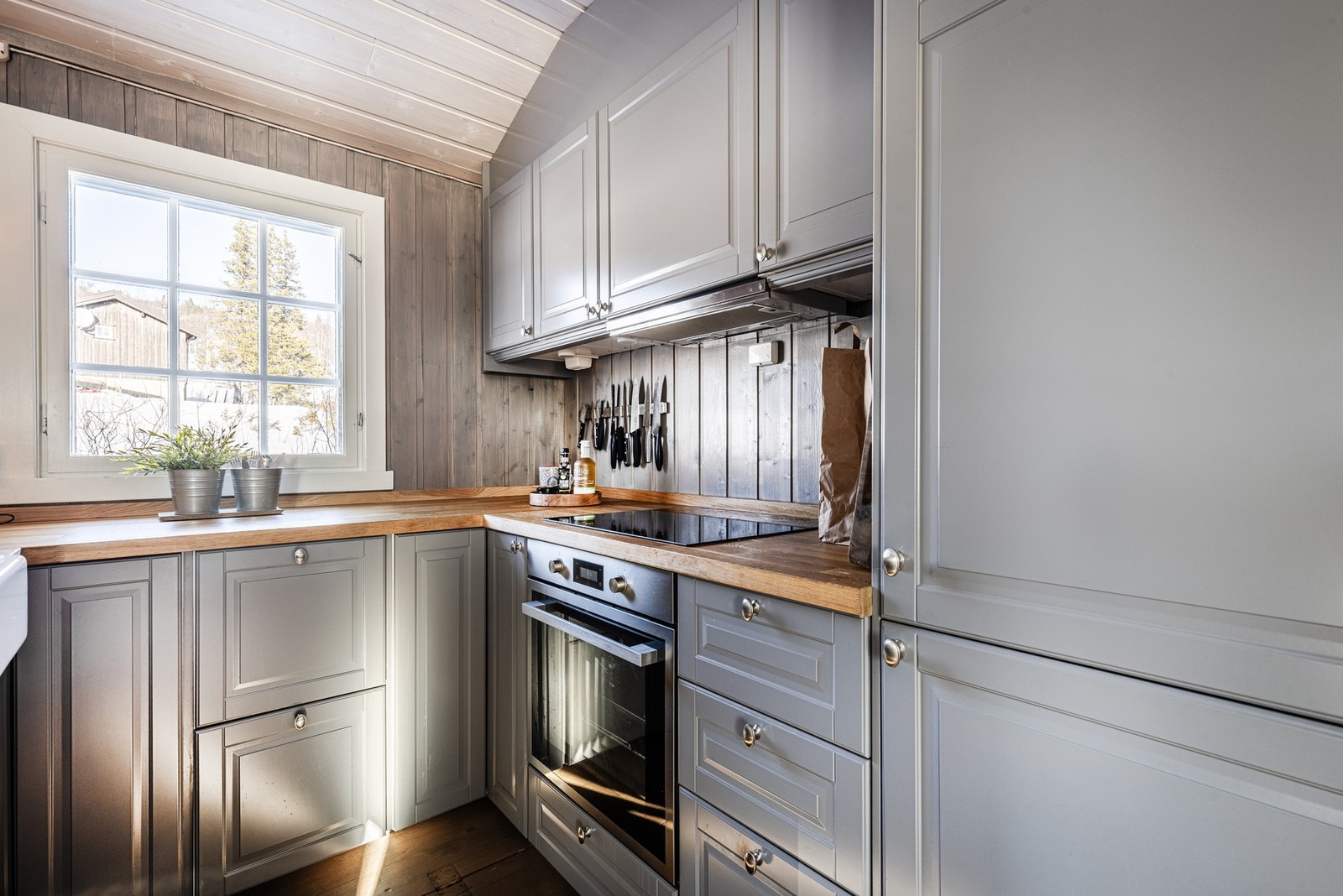 Hyggelig kjøkken med stort vindu med flott utsikt. Galleribilde