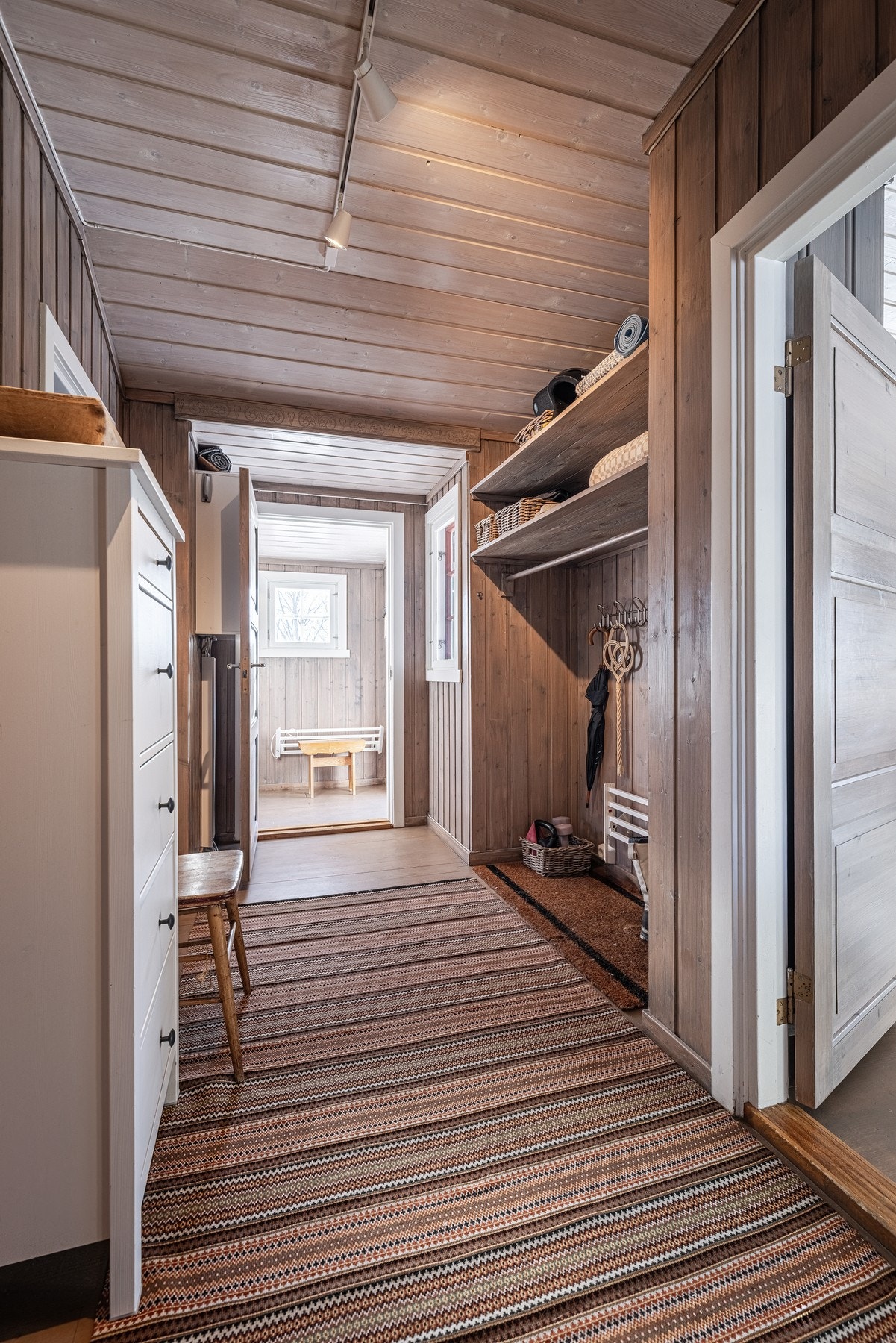 Romslig gang. Galleribilde