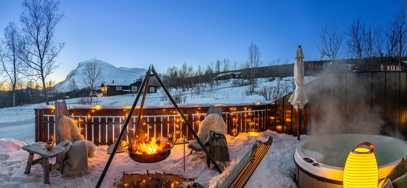 Solrik terrasse med fantastisk fjellutsikt mot Skogshorn. Galleribilde