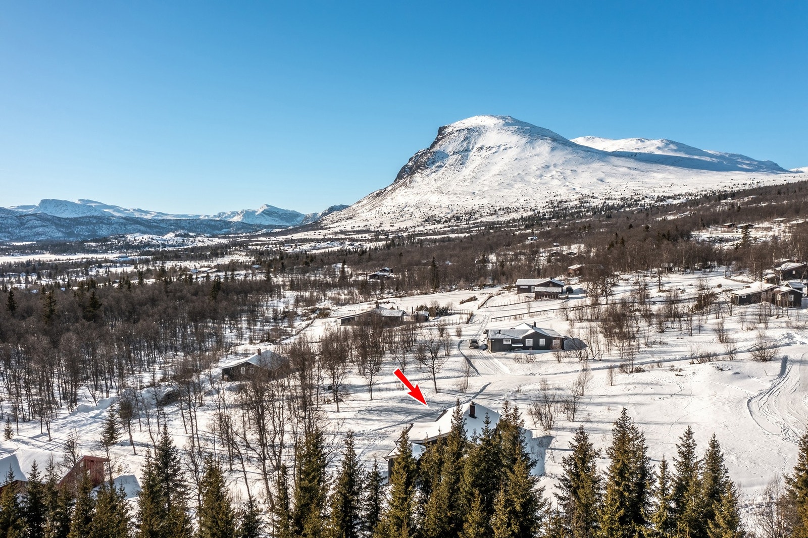 Hytta har en rolig og idyllisk beliggenhet med utsikt mot Skogshorn. Galleribilde