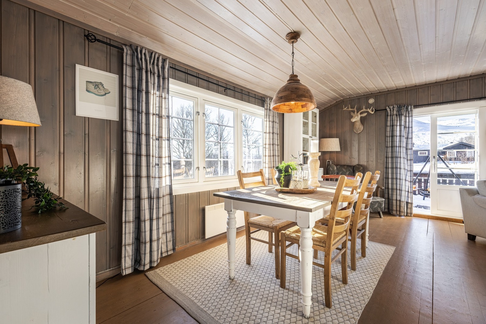 Utsikt fra kjøkkenet mot spisebordet. Galleribilde