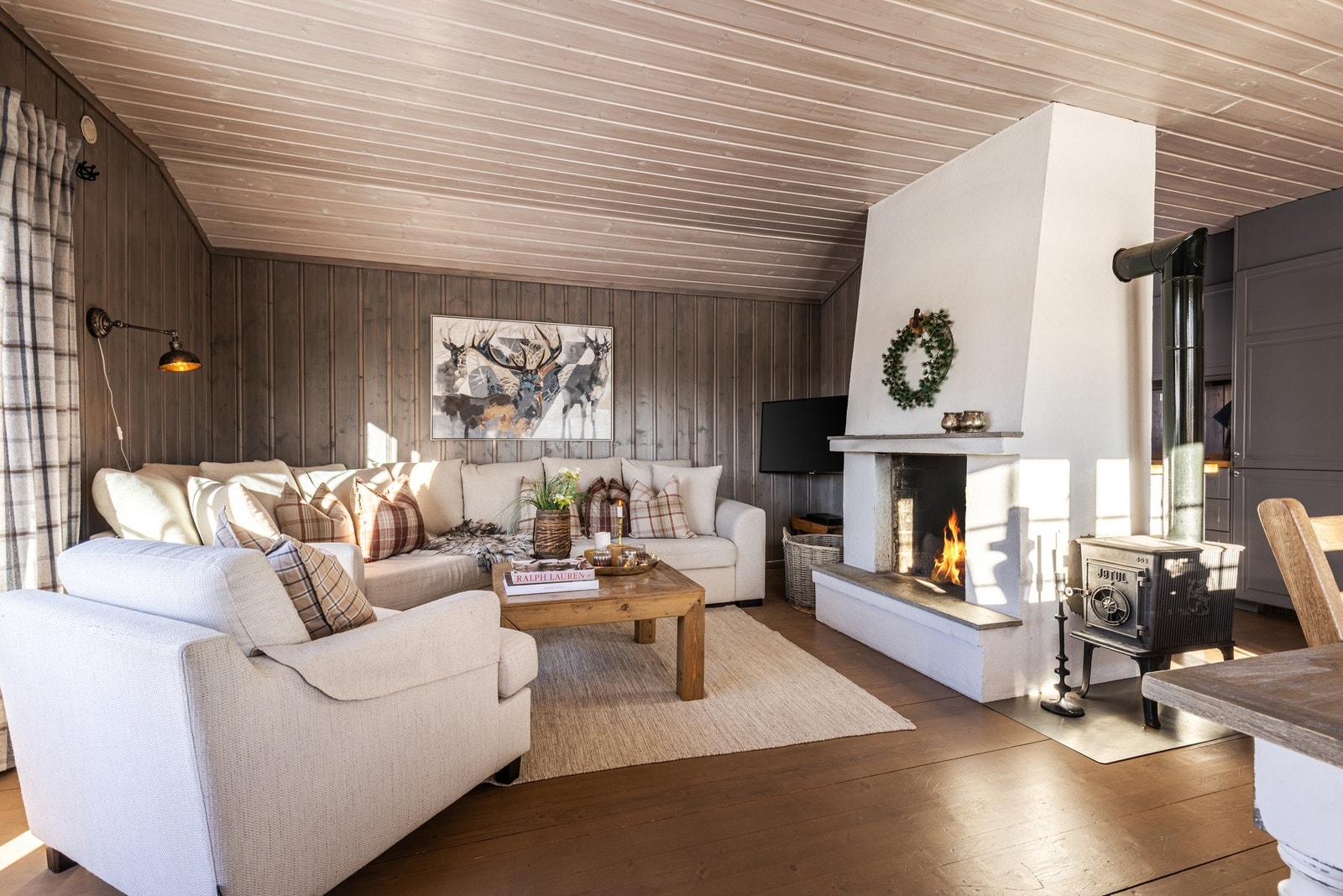 Stua i hytta bidrar til lun fjellidyll med hyggelig peis for kalde dager! Galleribilde