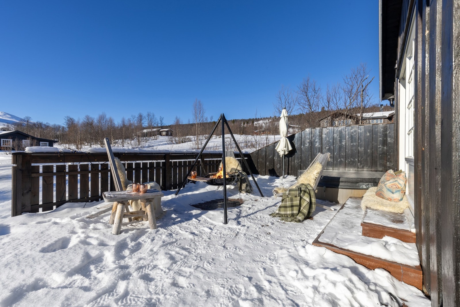 Solrik terrasse perfekt for bålpannekos. Galleribilde