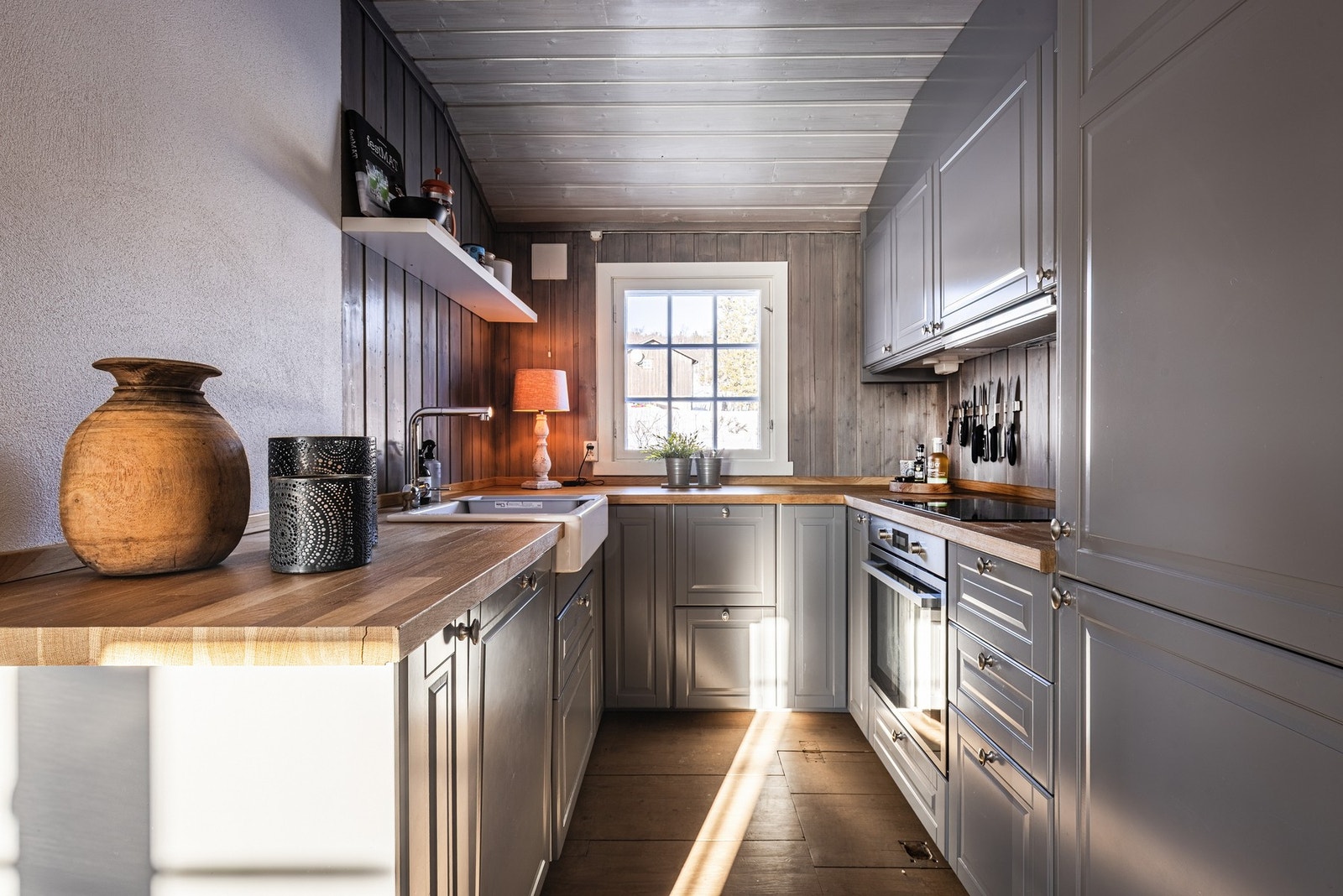 Kjøkken i tidsriktig gråsone med god skap og benkeplass. Galleribilde