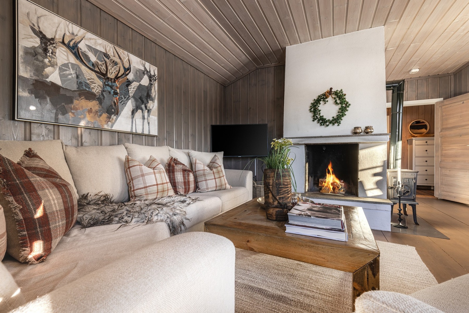 Sofagruppe til og sige ned i og nyte varmen fra den flotte peisen. Galleribilde