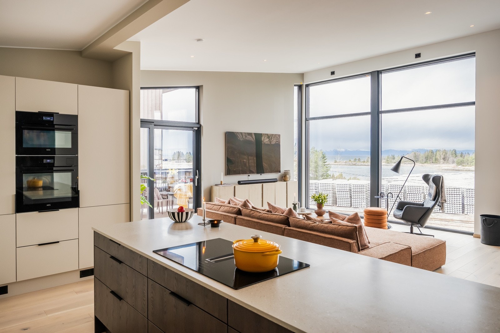 Induksjonstopp med integrert ventilator, stekeovn med dampfunksjon, oppvaskmaskin og både kjøle- og fryseskap i fullstørrelse. Galleribilde