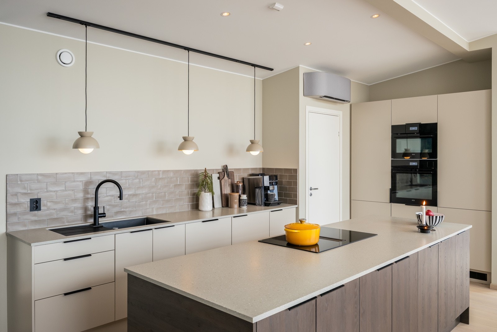 Lekkert kjøkken med kvalitetsinnredning fra Norema og oppgraderte hvitevarer med wifi-tilkobling. Galleribilde