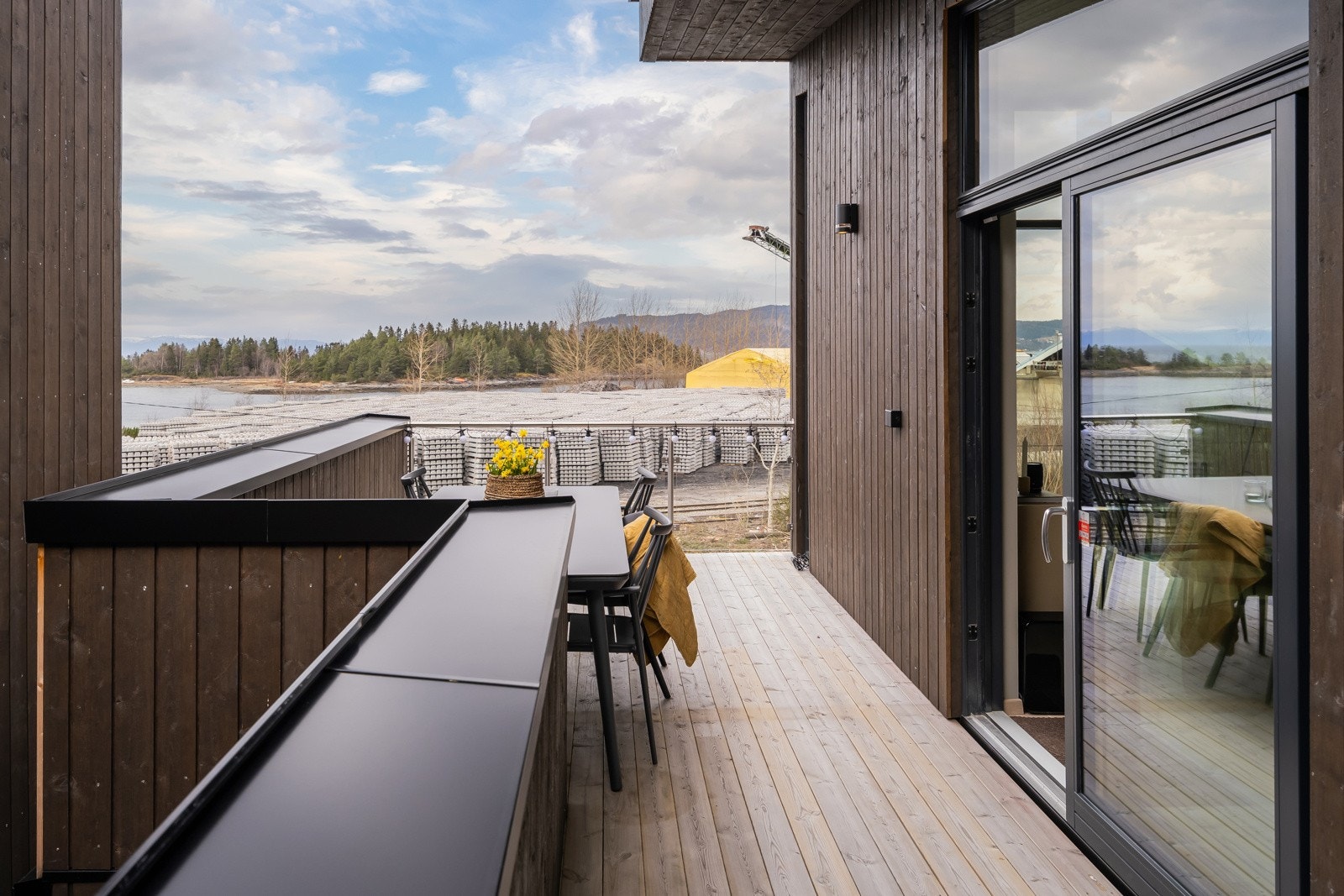 Romslig takterrasse med praktisk forbindelse til stue- og kjøkkenarealet. Galleribilde