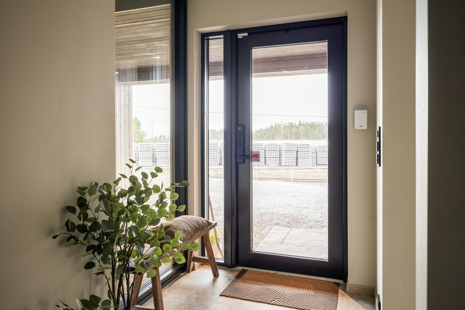 Entré med flislagt gulv med varme, og praktisk tilgang på lagring av yttertøy. Galleribilde