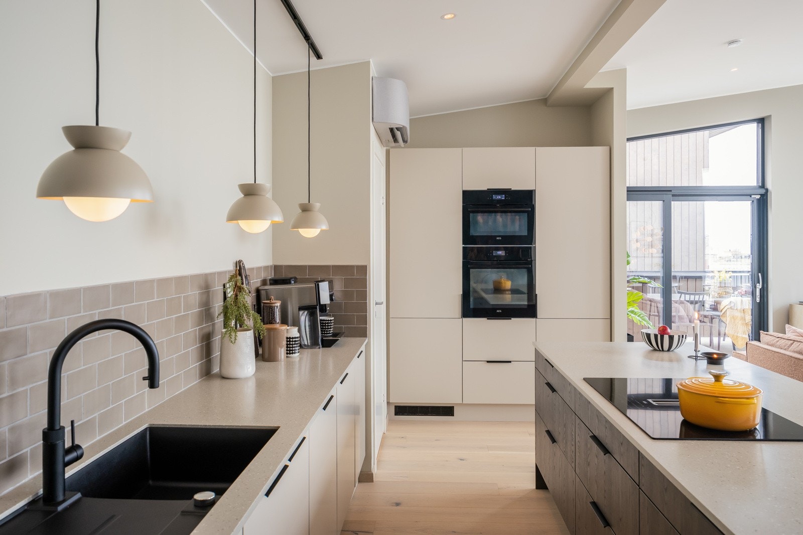 Sømløs benkeplate med underlimt vask og lekkert armatur. Galleribilde