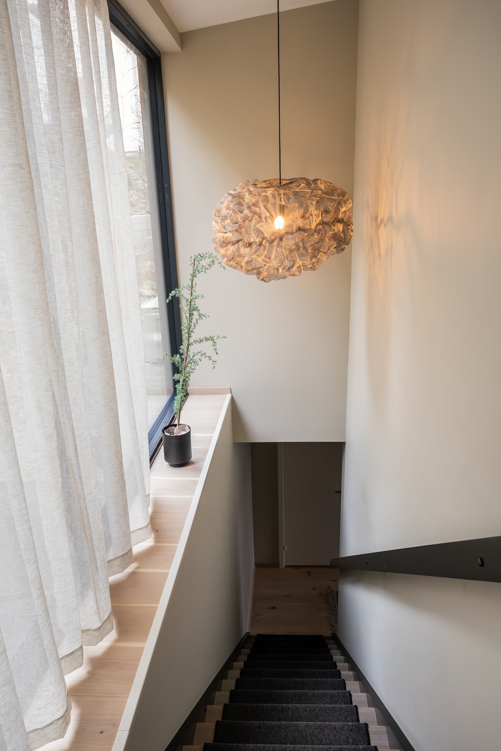 Delikat trappeløp med behagelig innlys fra vindusflatene på baksida. Muligheter for etablering av ekstra utgang, og sammenhengende uteplass omkring huset. Galleribilde